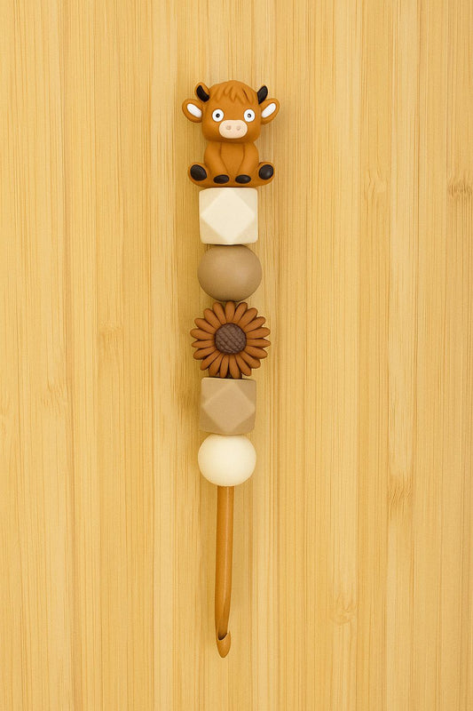Highland Cow Silicone Bead Crochet Hook | 4mm | Ergonomic Grip | 5mm Size | Gift for Crocheters | Cute Brown Neutral Theme