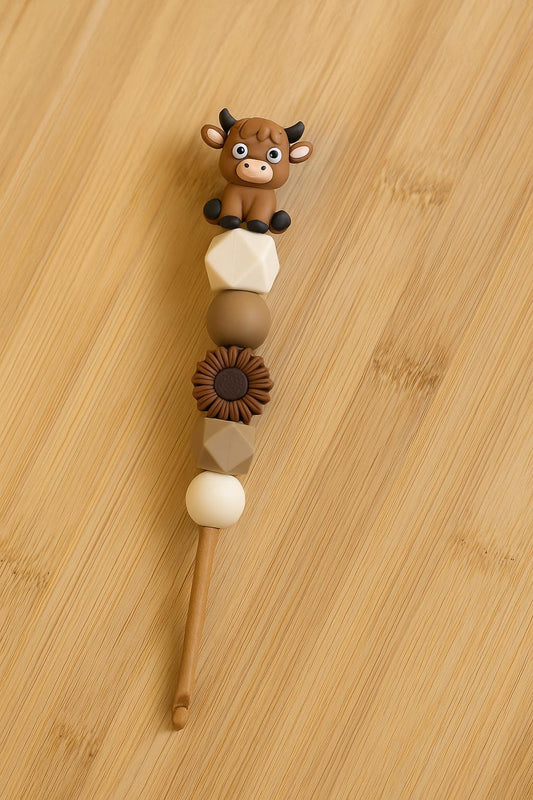 Highland Cow Silicone Bead Crochet Hook | 4mm | Ergonomic Grip | 5mm Size | Gift for Crocheters | Cute Brown Neutral Theme